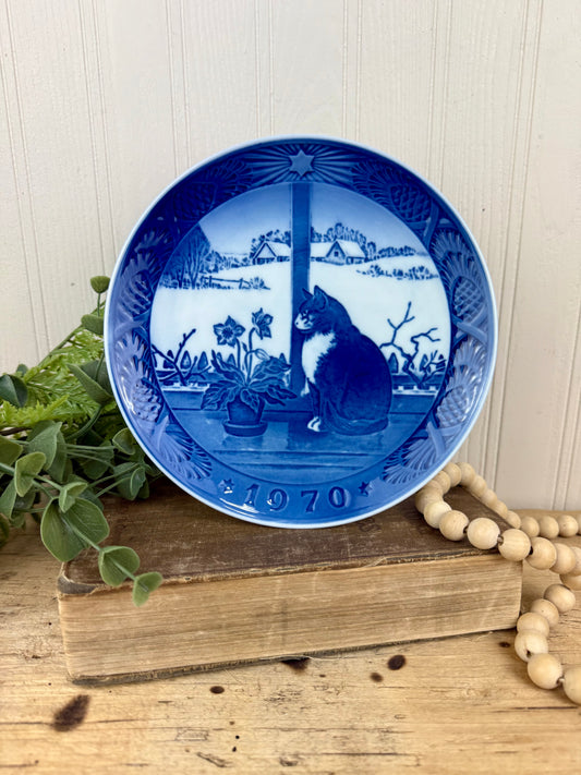 Vintage 1970 Royal Copenhagen “Christmas Rose & Cat” Decorative Plate