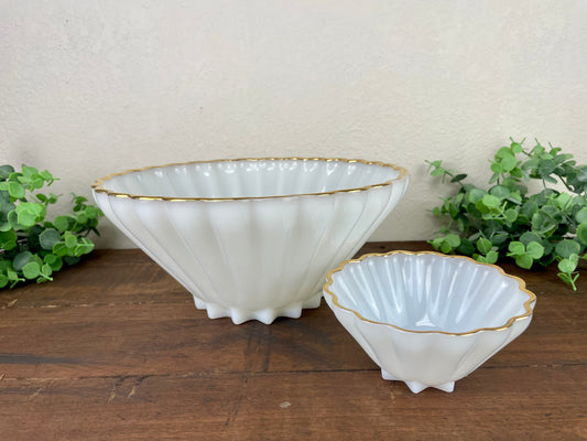 Vintage Anchor Hocking Fire King Scalloped Milk Glass Bowl Set